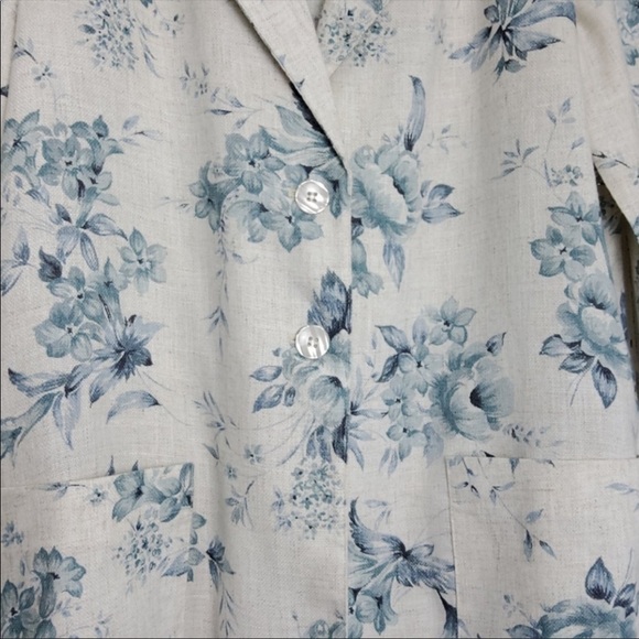 SOLD: Vintage linen blue and white floral blazer - Picture 2 of 6